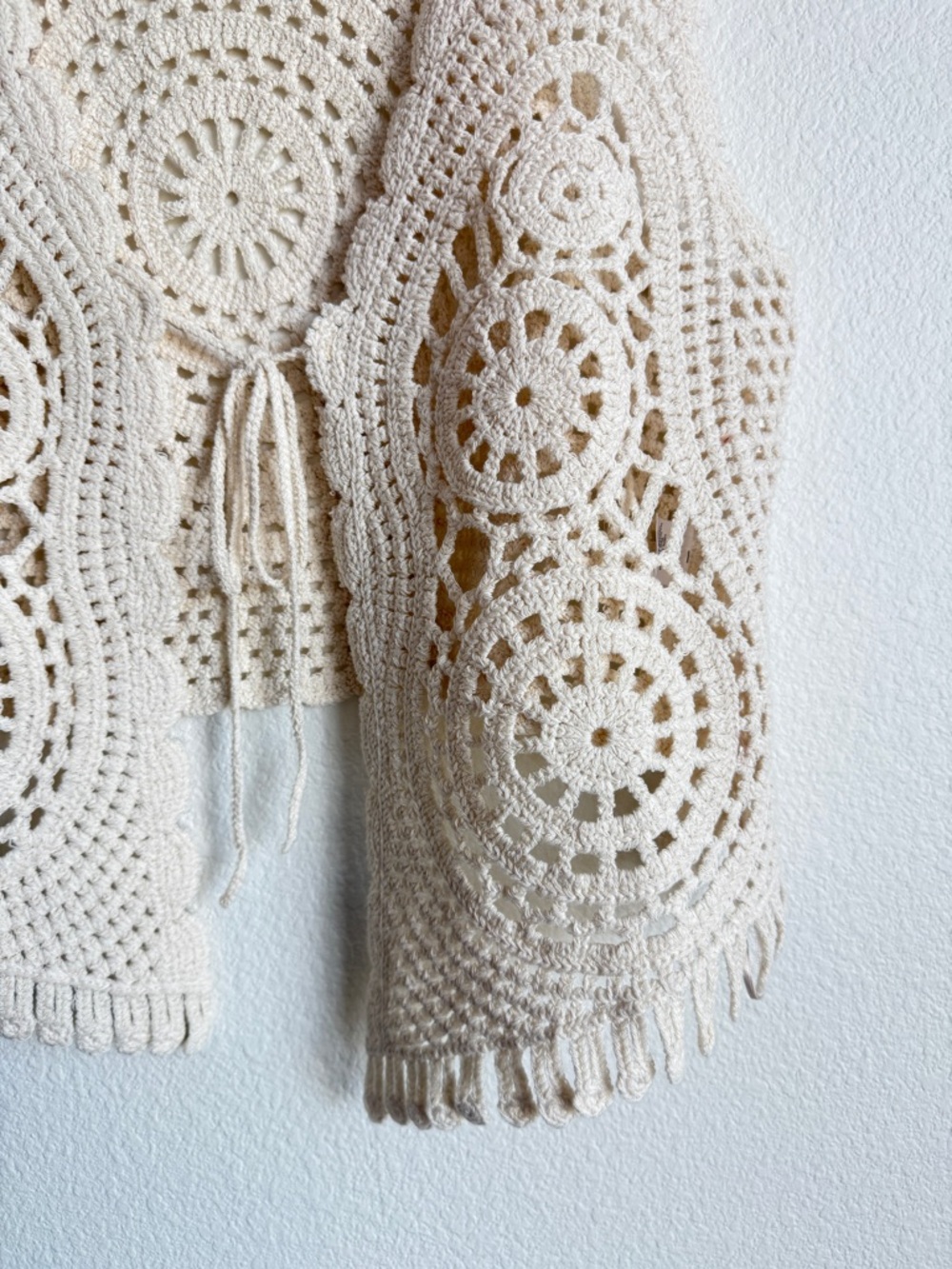 Arizona Jean Co Crochet Vest Cream Boho Open Knit Tie Front Women’s Size L/XL - Picture 3 of 4